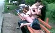 Szemtelen amatőr pár kikészít egy padon (leszbikus)