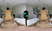 VR - זוג חרמן בפעולת אדים חמה במיטה