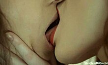 Strapon baszás jelenet két dögös leszbikussal