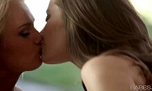 Duas lésbicas com tesão se beijando e se satisfazendo oralmente