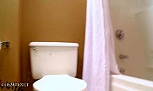 Baculatá mladá kočička s velkými prsy se sprchuje