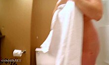 Jeune chaudasse potelée avec de gros seins prend une douche