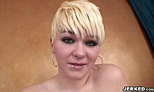 Krátkovlasá blondínka sa vyzlieka a masturbuje