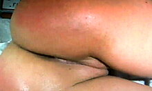צילום קרוב של חמודה עם אצבעות במהלך הופעת הקאם שלה