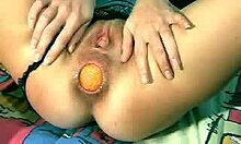 Kinky lutka työntää valtavan oranssin pallon perseeseensä