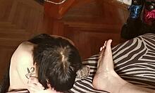 Съблазнителна жена се наслаждава на фетиша на краката с тъста си