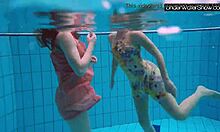 Bubarek in njegovo dekle se zabavata v bazenu