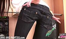 Vídeo caseiro de uma adolescente sexy usando calças jeans e calcinha pretas apertadas
