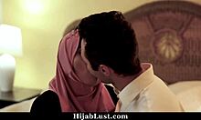 Млада девојка у хиџабу заводи свог љубавника маћеха и убеђује га да има секс са њом