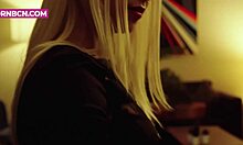 Rondborstige blonde tiener met pianovaardigheden geeft zich over aan solo hardcore masturbatie