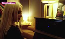 Busty blond teenager med klaverfærdigheder hengiver sig til solo hardcore onani