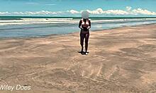 Жена ходит топлесс и брыкается по мячу на публичном пляже