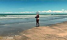 Een vrouw gaat topless en trapt met een bal op een openbaar strand