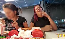 امرأتان أثارت جنسيا الثديين يتعرضون أثناء تناول الطعام في ماكدونالدز - يضم ملاكا حبر مهنيا
