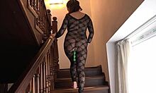 Грудастая мамочка с волосатой киской и большой грудью наслаждается на лестнице в видео от первого лица