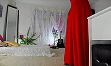 Чувственное зрелое домашнее видео Сониас, демонстрирующее ее дразнящие позы в длинном красном платье, раскрывающие ее волосатую юбку, ноги, ноги и бедра с натуральной грудью