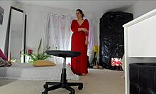 La sensuale matura Sonias in un video fatto in casa mostra le sue posizioni provocanti in un lungo vestito rosso, svelando la sua sottogonna pelosa, le gambe, i piedi e i fianchi, con un seno naturale