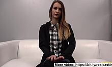 Garota linda experimenta orgasmo intenso durante encontro de casting no sofá