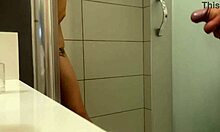 Amatérský pár se intimně stýká ve sprše doma