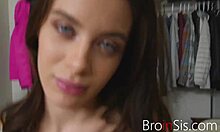 Lana Rhoades, sora vitregă, își arată sânii mari și abilitățile într-un videoclip POV