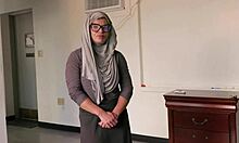 Ameriška MILFka dobi svojo ritko in obraz pofukano v hidžab cosplayu