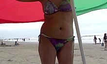 Lidenskapelig strandvisning med kurvede Latina og hennes fete elsker