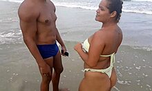 Een hete ontmoeting op het strand met een verleidelijke partner die me een opwindende kontneukbeurt gaf
