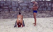 Vroče srečanje na plaži z zapeljivim partnerjem, ki mi je dal vznemirljivo ritno jebanje