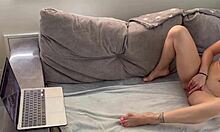 Видео Лене Паулс приказује прсата гола МИЛФ која се задовољава на софи у домаћем видеу