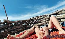 Любительская мамочка демонстрирует свой большой член на общественном пляже