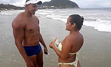 ¡Un encuentro caliente en la playa con un compañero seductor que me dio una emocionante cogida anal! ¡Ven y disfruta de esta escena caliente!