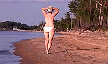 Femme mature voluptueuse montre ses courbes en maillot de bain blanc