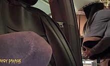 Ázsiai egyetemista lány szopja és dugják egy autóban