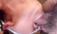 Düşük askılı sevimli kız, ev yapımı fetiş videosunda tükürükle kavrulur ve tıkanır