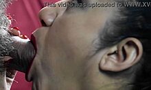 Vue POV d'une femme amateur mature recevant une éjaculation faciale de son partenaire