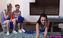 Zierliche Cheerleader geben sich zu Hause auf dem Sofa dem Gruppensex hin