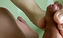Pria tua dan gemuk menikmati ejakulasi mandi dengan fetish kaki tetangga