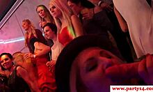 Amaterski evropski moški se ukvarjajo z oralnim seksom med divjo zabavo
