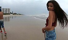 Manoella Fernandi tar av seg bikinitrusen ved sjøen