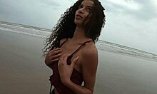Manoella Fernandi kleedt zich uit tot op haar bikinibroekje aan de kust