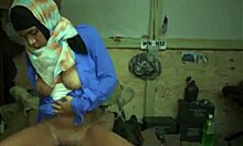 Arabisk tonåring upplever sin första operation med en vit penis