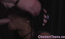 Jonge zwarte tiener geeft een grote penis een diepe pijpbeurt in zelfgemaakte video