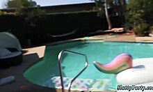 Mladé a staré páry sa zapájajú do sexu na párty pri bazéne