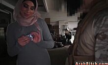 Mlada muslimanska najstnica Amirs se spolno sreča
