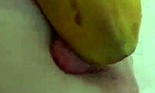 Беременная русская красавица ублажает себя бананом на своей кухне