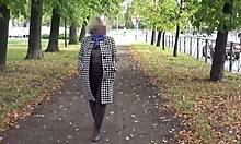 Nylonklädd MILF med stora bröst visar upp sina tillgångar i en solo utomhusvideo
