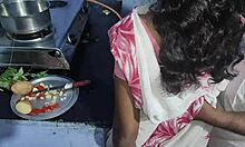Amatérsky pár z vidieckej Indie si užíva domáci kuchynský sex v pozícii zozadu