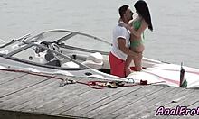 Eine zierliche Frau mit kleinen Brüsten bekommt Analsex auf einem Boot in einem selbstgemachten Video