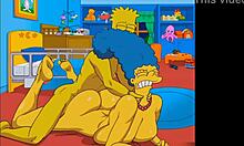 Мардж, непослушная домохозяйка, наслаждается анальным сексом как в спортзале, так и дома во время отсутствия своих мужей, с юмористическим мультфильмом на тему хентая в стиле Симпсонов