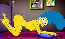 Marge, la traviesa ama de casa, es analizada tanto en el gimnasio como en casa durante la ausencia de su esposo, con un humorístico dibujo animado Hentai temático de Simpson como telón de fondo